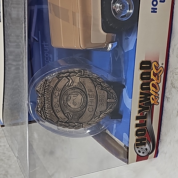 Metals Die Cast Stranger Things Hopper's Chevy Blazer With Police Badge - Picture 3 of 6